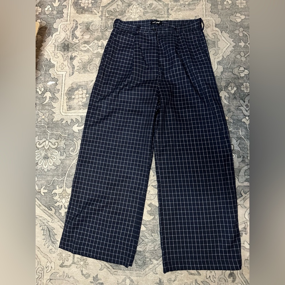 Wet Seal women’s Navy and White Checkered Cropped Pants
